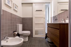 Łazienka z białą toaletą i umywalką w obiekcie Casa do Tanque T2 w mieście Arouca