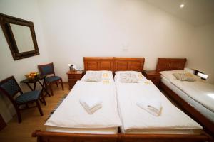 A bed or beds in a room at Hotel Bristol