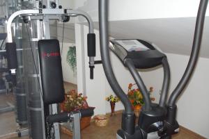 The fitness centre and/or fitness facilities at Pri Ani Guest House