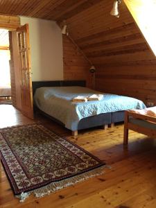 sypialnia z łóżkiem w drewnianym pokoju w obiekcie Haapsalu Posti w mieście Haapsalu