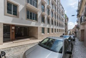 FLH Rato Spacious Apartment tesisinde veya buraya yakın yüzme havuzu