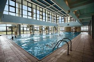 uma grande piscina num grande edifício em Ye'arim Hotel em Ma'ale HaHamisha