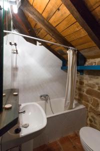 a bathroom with a sink and a bath tub at Casas Canduela in Canduela