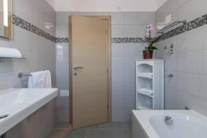 ein Badezimmer mit Dusche, Toilette und Waschbecken in der Unterkunft Apartments Villa Tre Marie in Rovinj + 37 Fotos