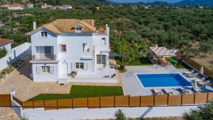 The swimming pool at or close to Villa Status