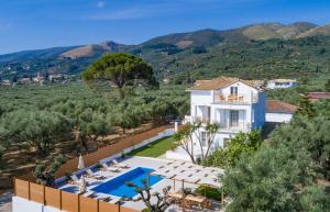 The swimming pool at or close to Villa Status
