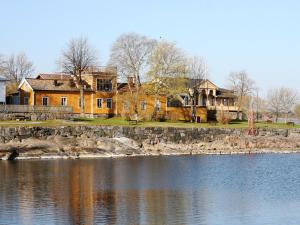 una casa vieja junto a un cuerpo de agua en Uddens Bed & Breakfast, en Öregrund