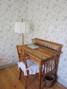 una scrivania in legno con una lampada sopra di Uddens Bed & Breakfast a Öregrund