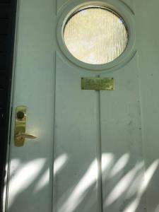 une porte munie d'un panneau et d'une fenêtre dans l'établissement Sea view Myttinge, à Värmdö
