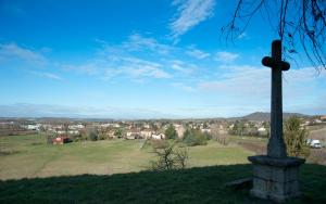 une croix sur une colline avec vue sur une ville dans l'établissement Comptoir et Dépendances, à Frontonas