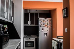 uma cozinha com um frigorífico com ímanes em Апарт Пееви em Gabrovo