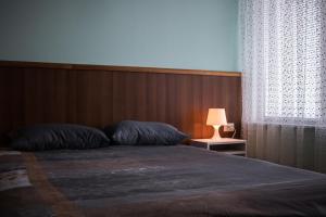 A bed or beds in a room at Апарт Пееви