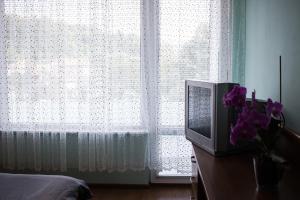 A television and/or entertainment centre at Апарт Пееви