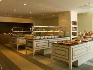 ein Buffet mit vielen verschiedenen Speisen in der Unterkunft Son Moll Sentits Hotel & Spa - Adults Only in Cala Ratjada