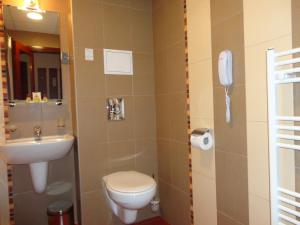 A bathroom at Favorit Hotel