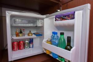 A kitchen or kitchenette at Favorit Hotel
