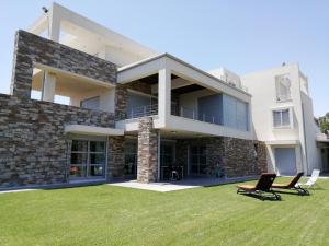 拉斐那Dimitra的院子内带两把椅子的房子