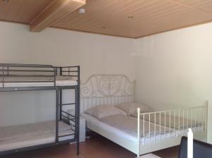 Cette chambre comprend 2 lits superposés et un plafond. dans l'établissement Kleine Oase, à Rust