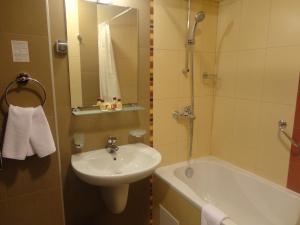 A bathroom at Favorit Hotel