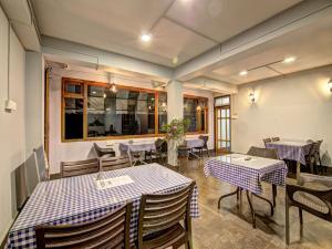 een restaurant met tafels en stoelen in een kamer bij The Griffon's Nest in Gangtok