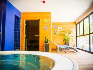 Bazén v ubytování Village Vacances Passion L'Estibère nebo v jeho okolí