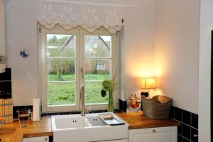 a kitchen with a sink and a window at Cottage an der Müritz - großer Garten mit Pool - Außenküche und Grill - Kanus und Fahrräder kostenfrei in Buchholz +6 photos