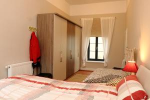 a bedroom with a bed and a window at Cottage in Buchholz