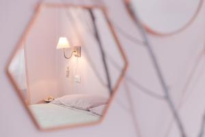 eine Spiegelreflexion eines Bettes in der Unterkunft MAISON MI.RI' in Termoli