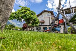 a view of the hotel from the grass at Hotel Untermelz in Plaus