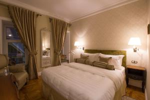ウリヤノフスクにあるHotel Butik 1881のベッドルーム1室(大きな白いベッド1台、枕2つ付)