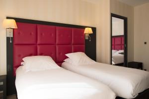 Postel nebo postele na pokoji v ubytování Logis Hôtel Saint Guirec Et De La Plage