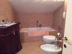 a bathroom with a toilet and a bath tub at B&B MikiGio in Mondavio +24 photos