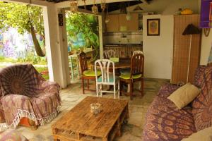 un soggiorno con tavolo e sedie di Natural Mystic Hostel a Costa da Caparica