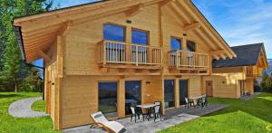 domek z bali z tarasem, stołami i krzesłami w obiekcie Camping Chalet Salten w mieście Jenesien +8 zdjęć