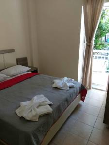 Postel nebo postele na pokoji v ubytování SimOtel Ermis