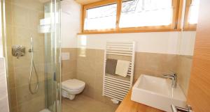 łazienka z toaletą, umywalką i prysznicem w obiekcie Camping Chalet Salten w mieście Jenesien