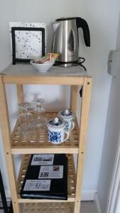 a small wooden shelf with a tea kettle on it at B&B Holme-Olstrup in Holme-Olstrup