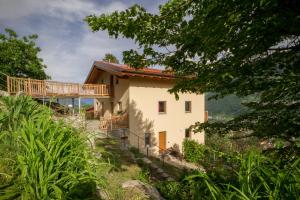ein Haus an der Seite eines Hügels mit Balkon in der Unterkunft La Casa di Alfredo e Virginia in Aosta
