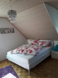 Giường trong phòng chung tại Ferienwohnung Gogelhopf