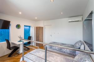 Habitación con 2 camas y escritorio. en Dreams Apartment Bacvice en Split