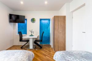 1 dormitorio con escritorio, 1 cama y TV en Dreams Apartment Bacvice, en Split