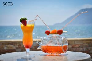 a drink in a teapot sitting on a table at Hôtel George Sand in La Seyne-sur-Mer