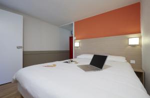 Una cama o camas en una habitación de Premiere Classe Poitiers Futuroscope - Chasseneuil 41 fotos más