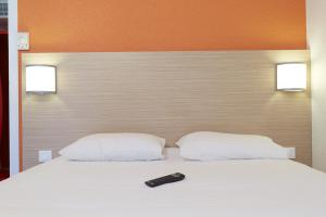 Una cama o camas en una habitación de Premiere Classe Poitiers Futuroscope - Chasseneuil