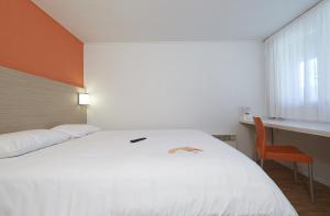 Una cama o camas en una habitación de Premiere Classe Poitiers Futuroscope - Chasseneuil