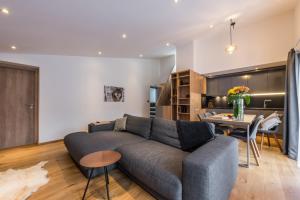 - un salon avec un canapé et une table dans l'établissement Emerald Stay Apartments Morzine - by EMERALD STAY, à Morzine
