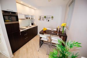 kuchnia ze stołem i krzesłami w pokoju w obiekcie Apartment 63 - 1 w Zagrzebiu +9 zdjęć