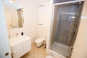 łazienka z prysznicem, toaletą i umywalką w obiekcie Apartment 63 - 1 w Zagrzebiu