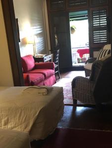 ein Schlafzimmer mit einem Bett und ein Wohnzimmer mit einem Sofa in der Unterkunft Park Plaza Hotel Orlando - Winter Park in Orlando
