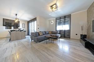 Ein Sitzbereich in der Unterkunft Luxury Majpruz Suites